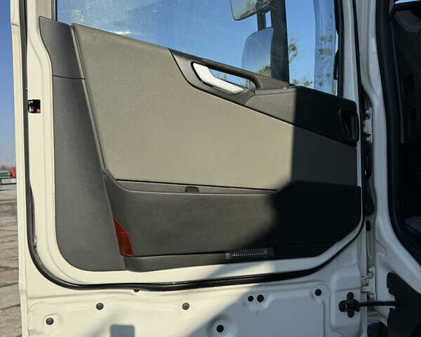 Белый Вольво FH 13, объемом двигателя 0 л и пробегом 670 тыс. км за 38500 $, фото 21 на Automoto.ua