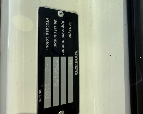 Белый Вольво FH 13, объемом двигателя 0 л и пробегом 670 тыс. км за 38500 $, фото 7 на Automoto.ua