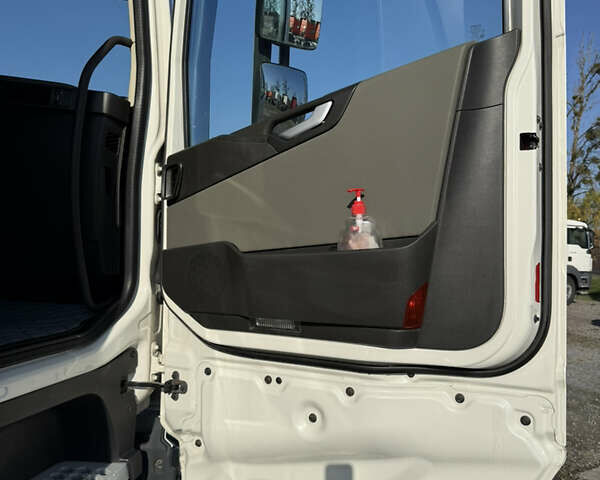 Белый Вольво FH 13, объемом двигателя 0 л и пробегом 670 тыс. км за 38500 $, фото 6 на Automoto.ua