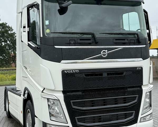 Білий Вольво FH 13, об'ємом двигуна 0 л та пробігом 700 тис. км за 42888 $, фото 1 на Automoto.ua