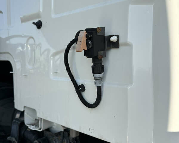 Белый Вольво FH 13, объемом двигателя 0 л и пробегом 670 тыс. км за 38500 $, фото 9 на Automoto.ua