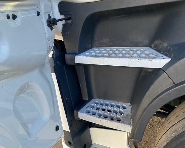 Белый Вольво FH 13, объемом двигателя 12.9 л и пробегом 780 тыс. км за 39500 $, фото 10 на Automoto.ua