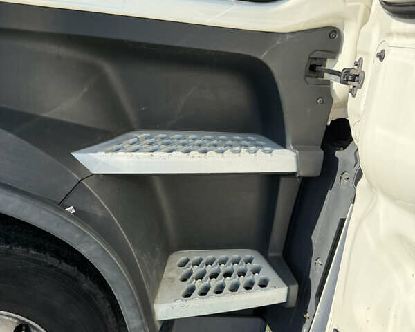 Белый Вольво FH 13, объемом двигателя 0 л и пробегом 670 тыс. км за 38500 $, фото 8 на Automoto.ua