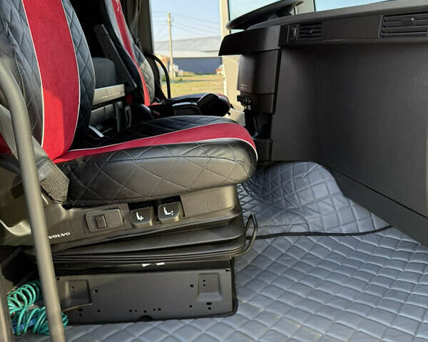 Белый Вольво FH 13, объемом двигателя 0 л и пробегом 670 тыс. км за 38500 $, фото 19 на Automoto.ua