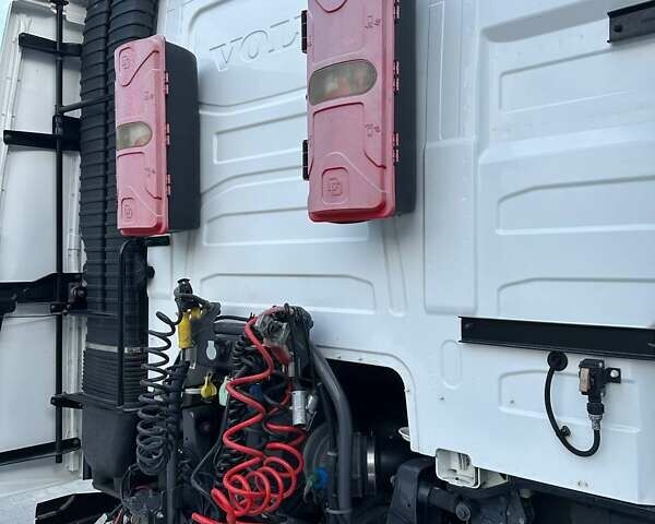 Білий Вольво FH 13, об'ємом двигуна 0 л та пробігом 690 тис. км за 47999 $, фото 120 на Automoto.ua