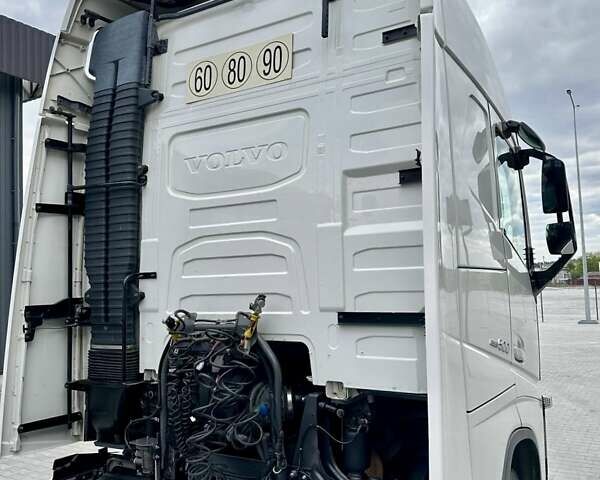 Белый Вольво FH 13, объемом двигателя 0 л и пробегом 600 тыс. км за 41999 $, фото 95 на Automoto.ua