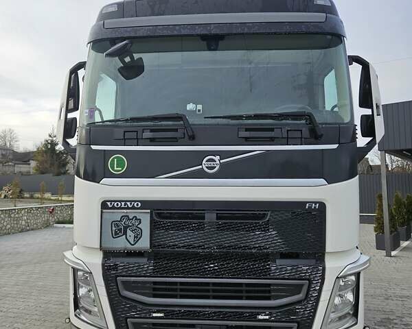 Белый Вольво FH 13, объемом двигателя 0 л и пробегом 735 тыс. км за 53000 $, фото 2 на Automoto.ua