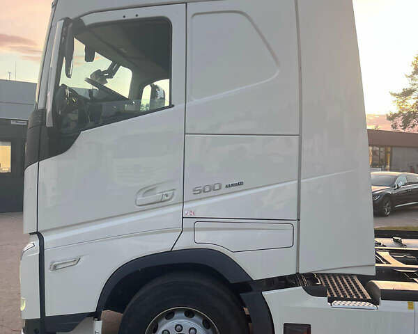 Білий Вольво FH 13, об'ємом двигуна 12 л та пробігом 236 тис. км за 89425 $, фото 3 на Automoto.ua