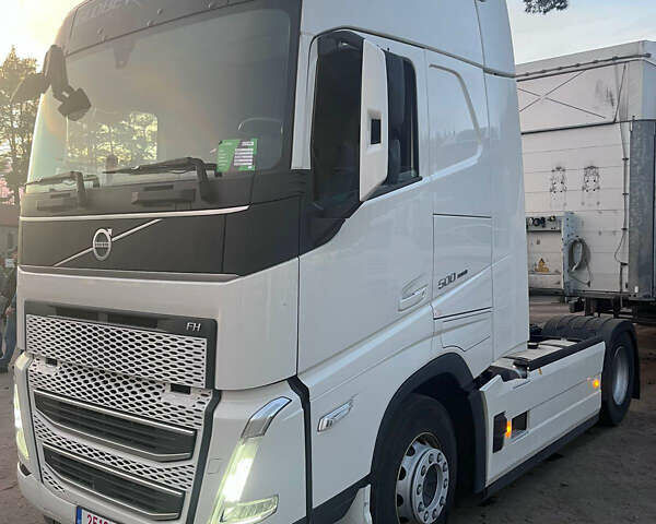 Білий Вольво FH 13, об'ємом двигуна 12 л та пробігом 236 тис. км за 89425 $, фото 1 на Automoto.ua