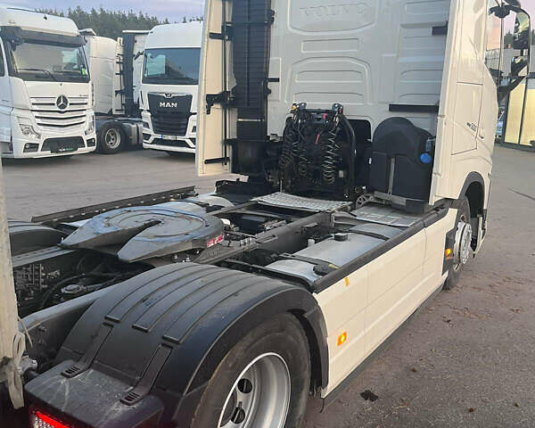 Білий Вольво FH 13, об'ємом двигуна 12 л та пробігом 236 тис. км за 89425 $, фото 2 на Automoto.ua