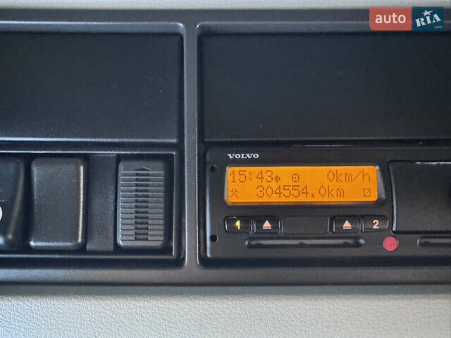 Червоний Вольво FH 13, об'ємом двигуна 12.78 л та пробігом 305 тис. км за 24000 $, фото 2 на Automoto.ua