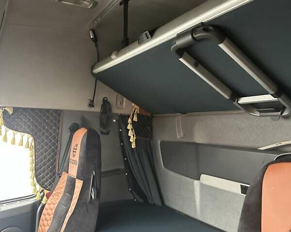 Красный Вольво FH 13, объемом двигателя 0 л и пробегом 620 тыс. км за 23999 $, фото 25 на Automoto.ua