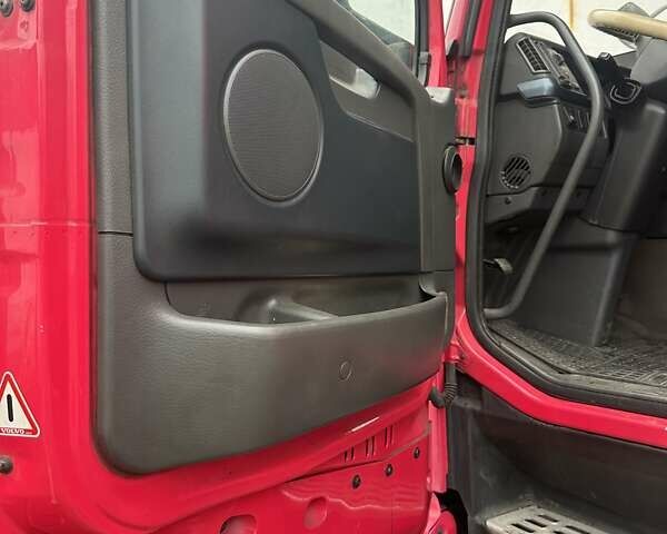 Красный Вольво FH 13, объемом двигателя 0 л и пробегом 620 тыс. км за 23999 $, фото 28 на Automoto.ua