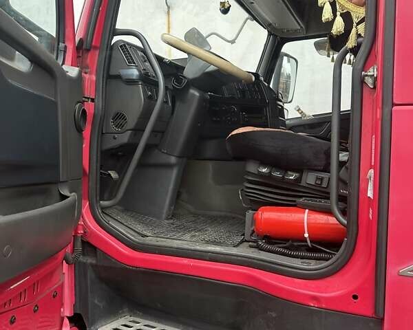 Красный Вольво FH 13, объемом двигателя 0 л и пробегом 620 тыс. км за 23999 $, фото 29 на Automoto.ua