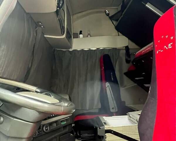 Красный Вольво FH 13, объемом двигателя 12.9 л и пробегом 957 тыс. км за 32000 $, фото 2 на Automoto.ua