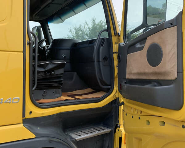 Желтый Вольво FH 13, объемом двигателя 12.78 л и пробегом 410 тыс. км за 14000 $, фото 18 на Automoto.ua