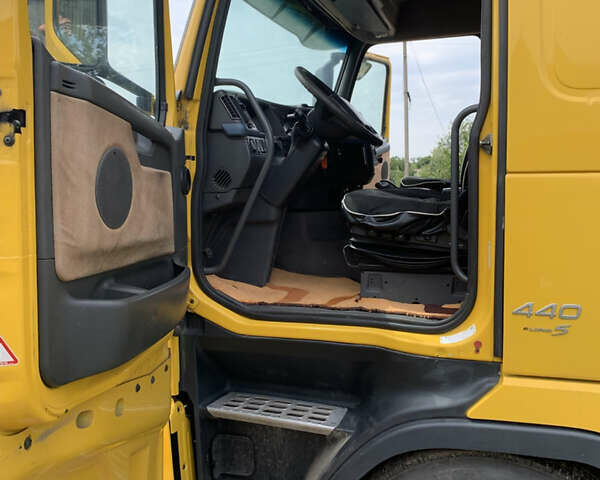 Желтый Вольво FH 13, объемом двигателя 12.78 л и пробегом 410 тыс. км за 14000 $, фото 9 на Automoto.ua