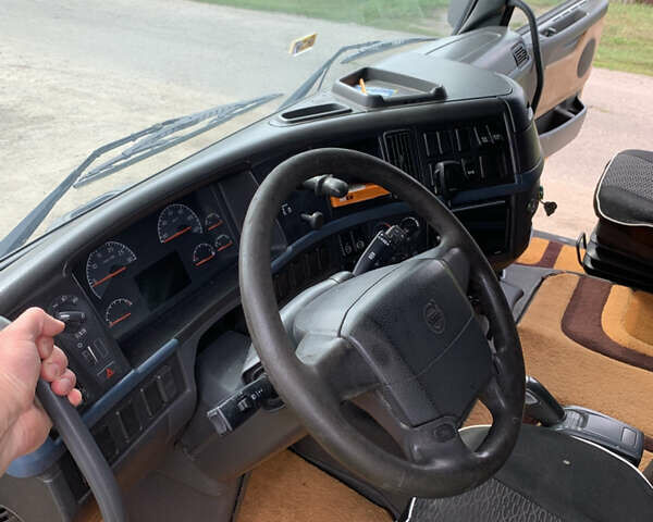 Желтый Вольво FH 13, объемом двигателя 12.78 л и пробегом 410 тыс. км за 14000 $, фото 10 на Automoto.ua