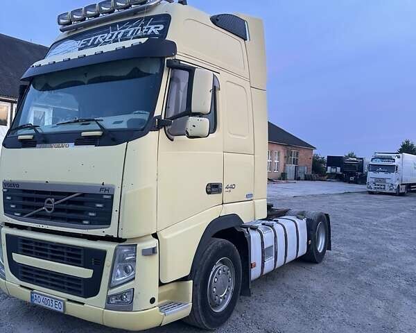 Желтый Вольво FH 13, объемом двигателя 0 л и пробегом 100 тыс. км за 14700 $, фото 1 на Automoto.ua