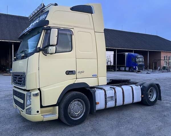 Желтый Вольво FH 13, объемом двигателя 0 л и пробегом 100 тыс. км за 14700 $, фото 4 на Automoto.ua