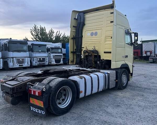 Желтый Вольво FH 13, объемом двигателя 0 л и пробегом 100 тыс. км за 14700 $, фото 2 на Automoto.ua