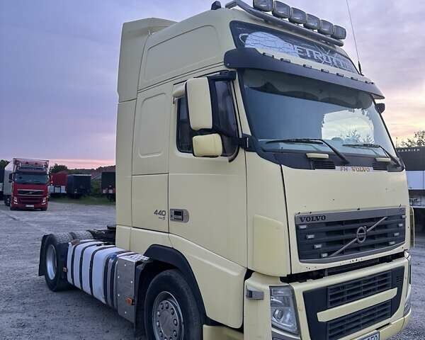 Желтый Вольво FH 13, объемом двигателя 0 л и пробегом 100 тыс. км за 14700 $, фото 3 на Automoto.ua