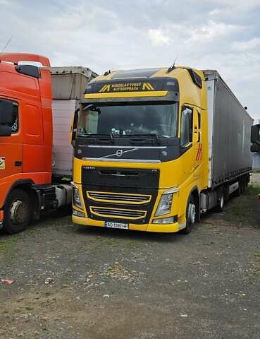 Желтый Вольво FH 13, объемом двигателя 12.77 л и пробегом 999 тыс. км за 31555 $, фото 3 на Automoto.ua