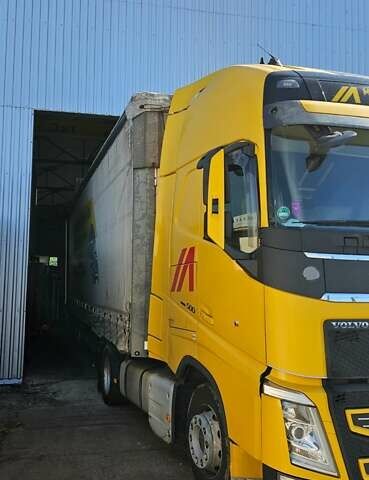 Желтый Вольво FH 13, объемом двигателя 12.77 л и пробегом 999 тыс. км за 31555 $, фото 1 на Automoto.ua