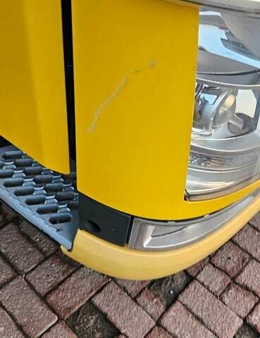 Желтый Вольво FH 13, объемом двигателя 12.77 л и пробегом 999 тыс. км за 31555 $, фото 2 на Automoto.ua