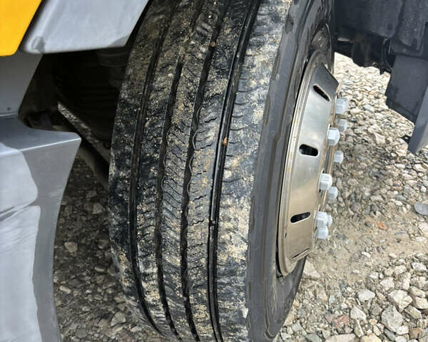 Желтый Вольво FH 13, объемом двигателя 12.9 л и пробегом 963 тыс. км за 38500 $, фото 19 на Automoto.ua