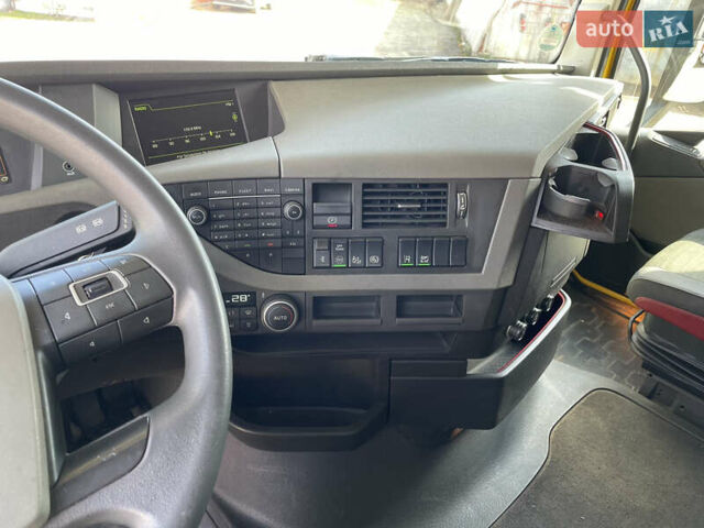 Желтый Вольво FH 13, объемом двигателя 12.9 л и пробегом 963 тыс. км за 38500 $, фото 11 на Automoto.ua