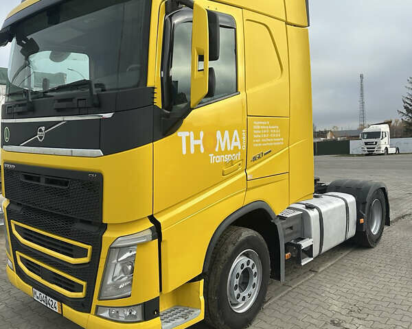 Желтый Вольво FH 13, объемом двигателя 0 л и пробегом 880 тыс. км за 31500 $, фото 1 на Automoto.ua