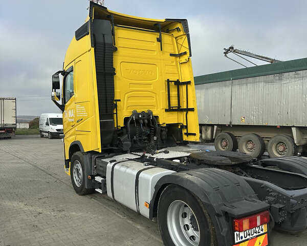 Желтый Вольво FH 13, объемом двигателя 0 л и пробегом 880 тыс. км за 31500 $, фото 2 на Automoto.ua