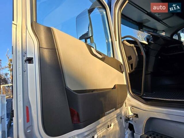 Серый Вольво FH 13, объемом двигателя 13 л и пробегом 960 тыс. км за 36894 $, фото 45 на Automoto.ua