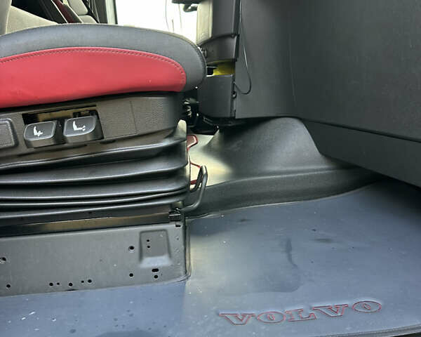 Сірий Вольво FH 13, об'ємом двигуна 12.9 л та пробігом 820 тис. км за 42900 $, фото 60 на Automoto.ua