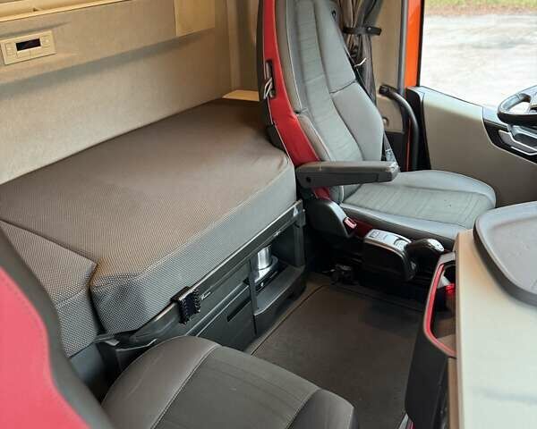 Оранжевый Вольво FH 13, объемом двигателя 12.9 л и пробегом 599 тыс. км за 40060 $, фото 46 на Automoto.ua