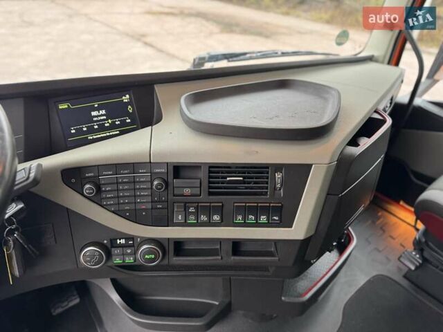 Оранжевый Вольво FH 13, объемом двигателя 12.9 л и пробегом 599 тыс. км за 40060 $, фото 30 на Automoto.ua