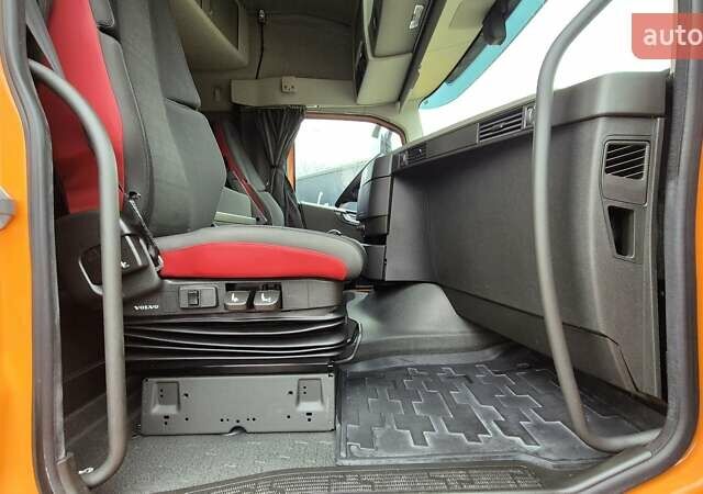 Оранжевый Вольво FH 13, объемом двигателя 12.8 л и пробегом 822 тыс. км за 44777 $, фото 32 на Automoto.ua