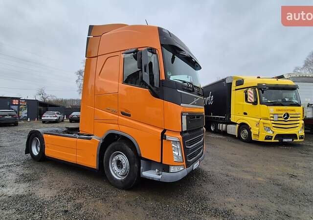 Оранжевый Вольво FH 13, объемом двигателя 12.8 л и пробегом 822 тыс. км за 44777 $, фото 1 на Automoto.ua