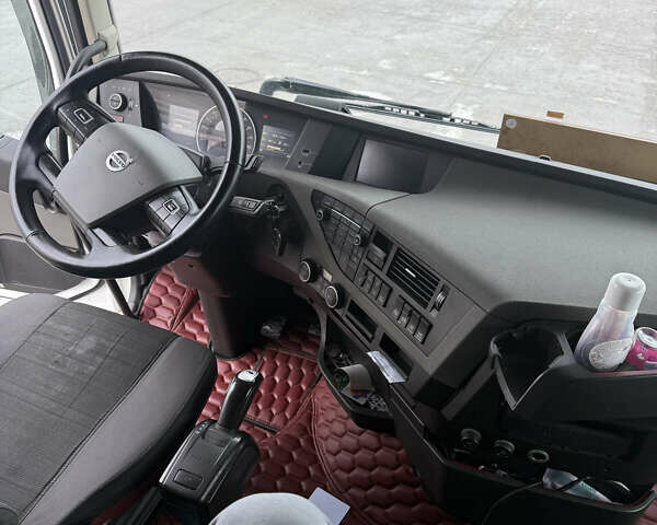 Белый Вольво FH 16, объемом двигателя 4.6 л и пробегом 970 тыс. км за 42999 $, фото 9 на Automoto.ua