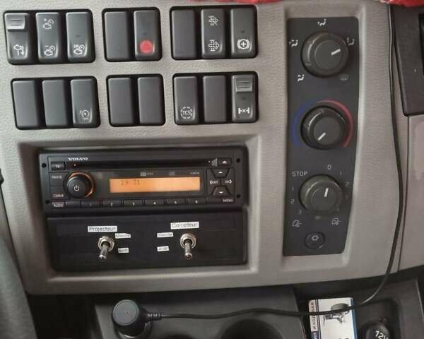 Белый Вольво FH 16, объемом двигателя 7.7 л и пробегом 270 тыс. км за 40000 $, фото 15 на Automoto.ua