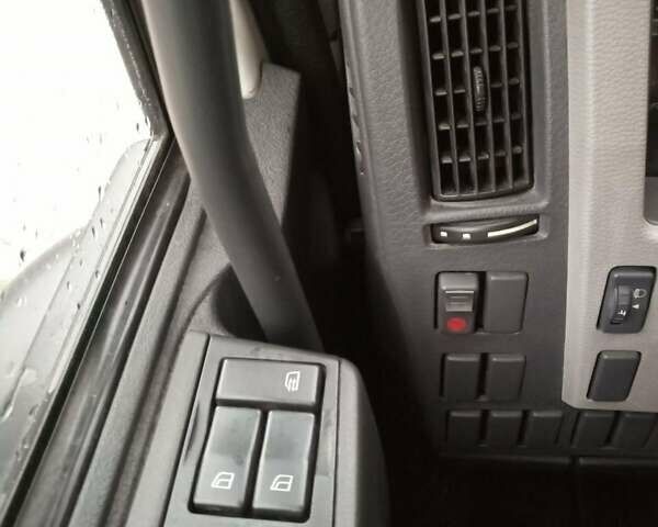 Белый Вольво FH 16, объемом двигателя 7.7 л и пробегом 270 тыс. км за 40000 $, фото 13 на Automoto.ua