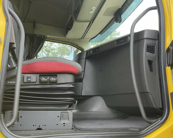 Желтый Вольво FH 16, объемом двигателя 12.78 л и пробегом 860 тыс. км за 28500 $, фото 6 на Automoto.ua