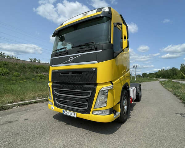 Желтый Вольво FH 16, объемом двигателя 12.78 л и пробегом 860 тыс. км за 28500 $, фото 1 на Automoto.ua