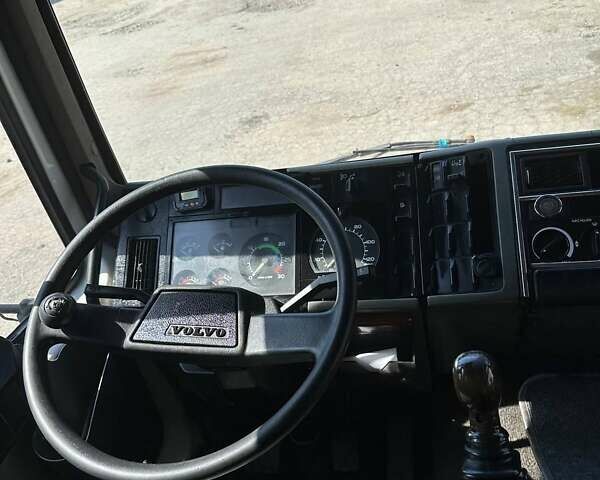 Белый Вольво FL 6, объемом двигателя 3.99 л и пробегом 503 тыс. км за 5800 $, фото 3 на Automoto.ua