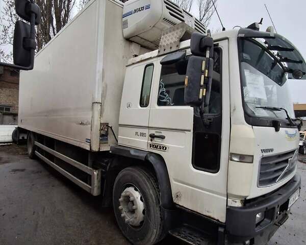 Белый Вольво FL 6, объемом двигателя 5.48 л и пробегом 300 тыс. км за 12000 $, фото 2 на Automoto.ua