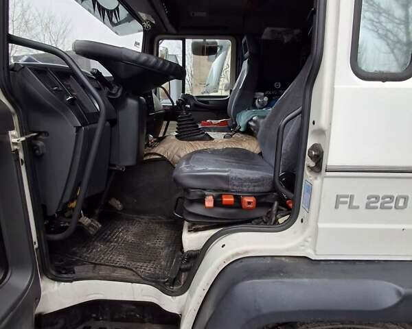 Белый Вольво FL 6, объемом двигателя 5.48 л и пробегом 300 тыс. км за 12000 $, фото 8 на Automoto.ua