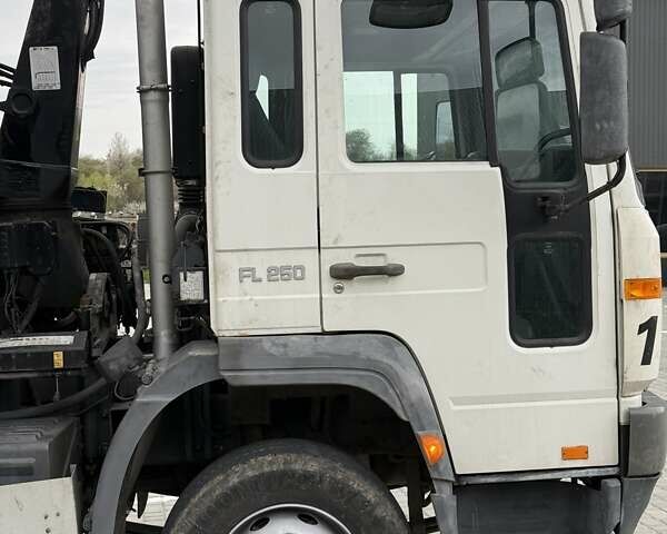 Белый Вольво FL 6, объемом двигателя 5.5 л и пробегом 185 тыс. км за 38000 $, фото 3 на Automoto.ua