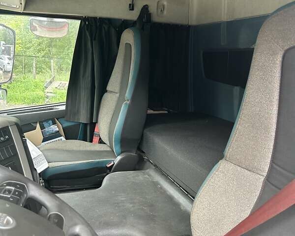 Красный Вольво FM 11, объемом двигателя 10.8 л и пробегом 869 тыс. км за 22900 $, фото 3 на Automoto.ua