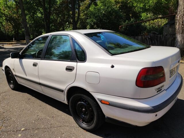 Белый Вольво С40, объемом двигателя 1 л и пробегом 250 тыс. км за 1400 $, фото 3 на Automoto.ua